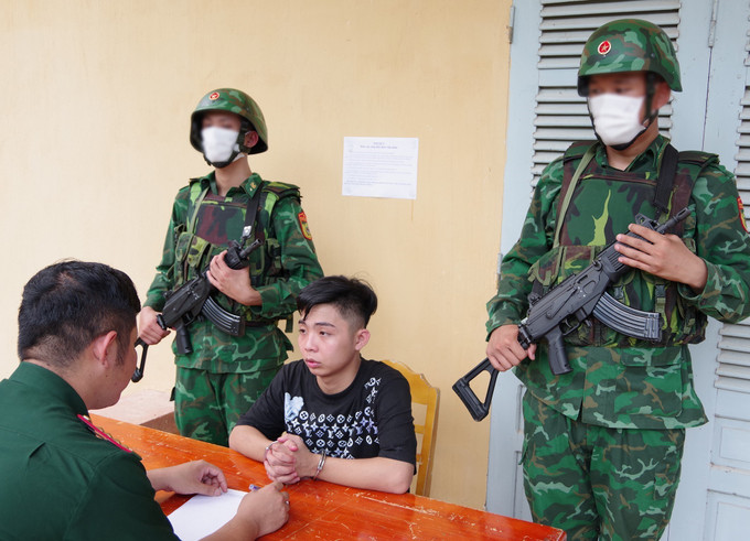 Đối tượng Phạm Châu Dũng thuộc diện truy nã, bị tạm giữ để bàn giao cho các lực lượng chức năng phụ trách xử lý. Ảnh: TTXVN phát tay-ninh-truy-na-290925.jpg