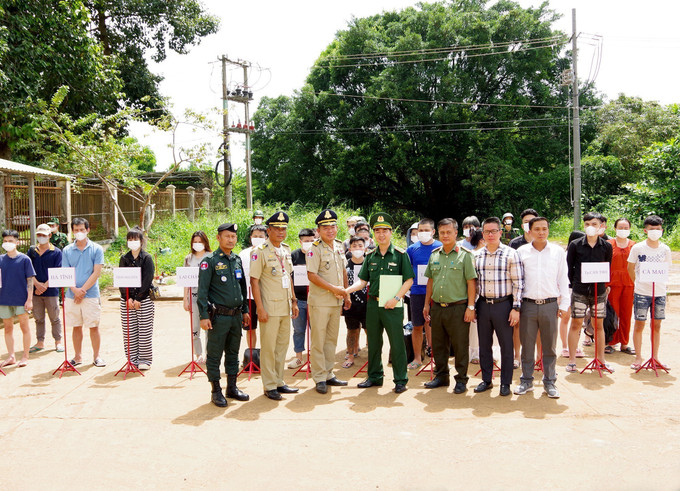 Các lực lượng chức năng tiến hành tiếp nhận 27 công dân do Đại sứ quán Việt Nam tại Campuchia và lực lượng chức năng Campuchia bàn giao tại Cửa khẩu quốc tế Xa Mát, thuộc xã Tân Lập, tỉnh Tây Ninh. Ảnh: TTXVN phát tay-ninh-truy-na2-290925.jpg