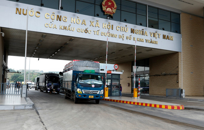 Các phương tiện chở quả vải tươi chờ làm thủ tục xuất khẩu sang Trung Quốc qua Cửa khẩu quốc tế đường bộ số II Kim Thành. Ảnh: Quốc Khánh/TTXVN cua-khau2-280525.jpg