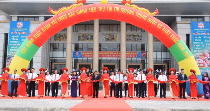 Nghi lễ cắt băng xuất hành chuyến vải chín sớm đầu tiên. Ảnh: Danh Lam/TTXVN