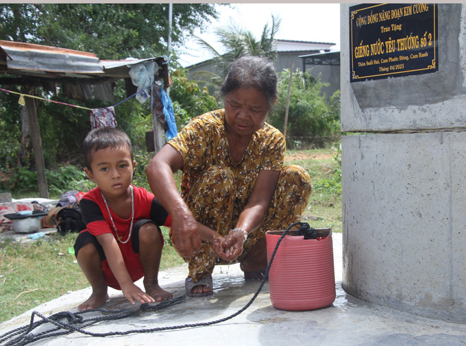 Người dân xóm Suối Hai, tổ dân phố Giải Phóng, phường Ba Ngòi, tỉnh Khánh Hòa được thụ hưởng nước sạch từ giếng đào do Hành trình "Gieo yêu thương" hỗ trợ. raglai3-140825.jpg