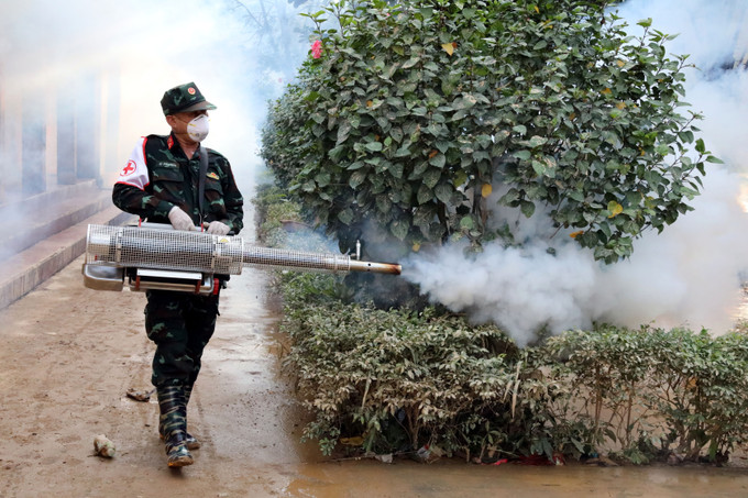 Cán bộ Viện Y học dự phòng Quân đội phun khử khuẩn phòng ngừa dịch bệnh tại Trường Trung học cơ sở xã Yên Bình, tỉnh Lạng Sơn. Ảnh: Văn Đạt/TTXVN lang-son3-151025.jpg