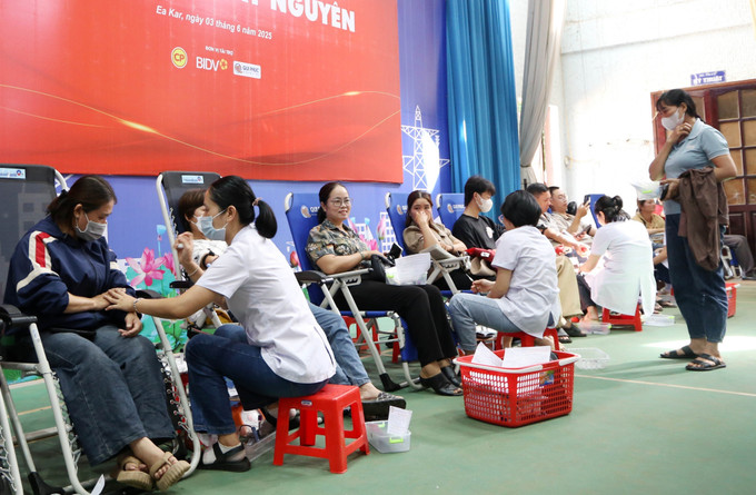 Cán bộ đoàn viên, thanh niên và nhân dân tham gia hiến máu tại chương trình, thu được 805 đơn vị máu. Ảnh: Hoài Thu/TTXVN hien-mau-030625.jpg