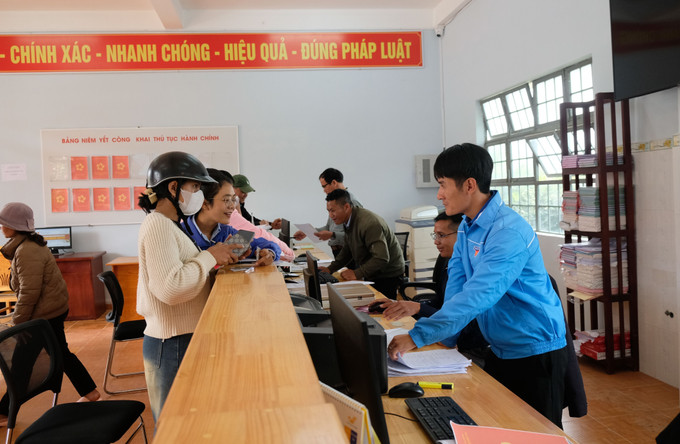 Thanh niên tình nguyện hỗ trợ người dân đến làm thủ tục tại Trung tâm Phục vụ hành chính công xã Lạc Dương (Lâm Đồng). lam-dong2-090725.jpg