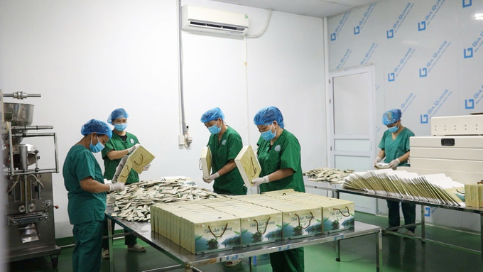Các thành viên HTX Nghiên cứu phát triển Dược và Mỹ phẩm Bắc Kạn đóng gói sản phẩm. Ảnh: TTXVN phát chuoi4-200825.jpg