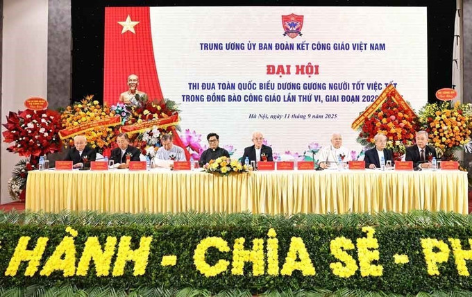 Đoàn Chủ tịch điều hành Đại hội. Ảnh: Minh Đức/TTXVN dai-hoi-110925.jpg