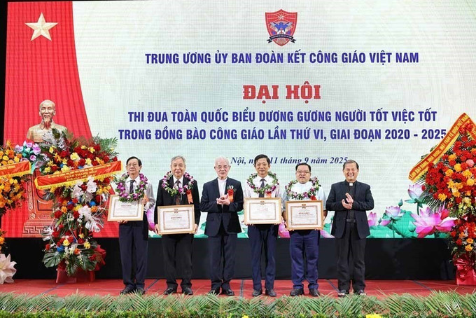 Linh mục Trần Xuân Mạnh, Chủ tịch Trung ương Ủy ban Đoàn kết Công giáo Việt Nam trao Bằng khen của Ủy ban cho các cá nhân. Ảnh: Minh Đức/TTXVN dai-hoi2-110925.jpg