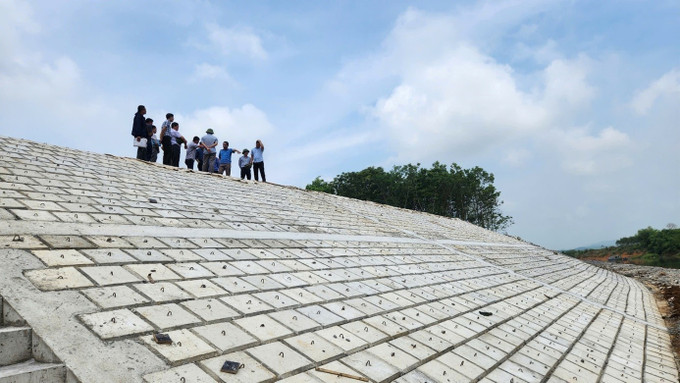 Kè chống sạt lở bờ hữu sông Bưởi thuộc tuyến đê bao Thạch Định, thôn Định Hưng, xã Kim Tân (Thanh Hóa). Ảnh: TTXVN phát Kè chống sạt lở bờ hữu sông Bưởi thuộc tuyến đê bao Thạch Định, thôn Định Hưng, xã Kim Tân (Thanh Hóa). Ảnh: TTXVN phát