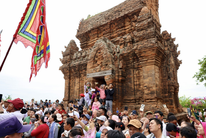 Niềm vui của người dân trong ngày hội lớn nhất năm, thể hiện sức sống mãnh liệt của văn hóa Chăm. Ảnh: Nhật Anh/TTXVN thap-cham-211025.jpg