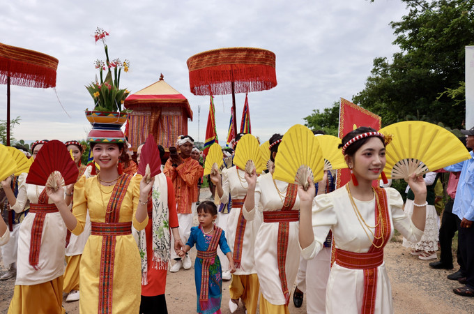 Điệu múa quạt của các thiếu nữ Chăm như những cánh bướm rực rỡ chào đón đoàn rước y trang, biểu tượng của sự sống và niềm vui. Ảnh: Nhật Anh/TTXVN thap-cham2-211025.jpg