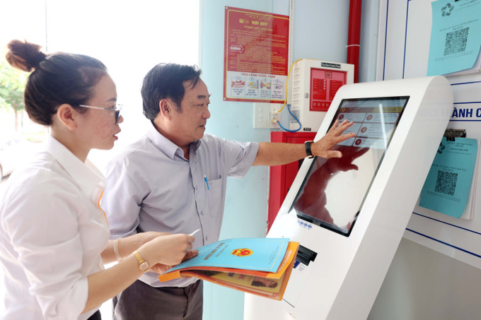 Trung tâm phục vụ hành chính công xã Hòa Phú, tỉnh Đắk Lắk ứng dụng công nghệ số, phần mềm bốc số để tạo thuận lợi cho nhân dân. Ảnh: Hoài Thu/TTXVN daklak-010725.jpg