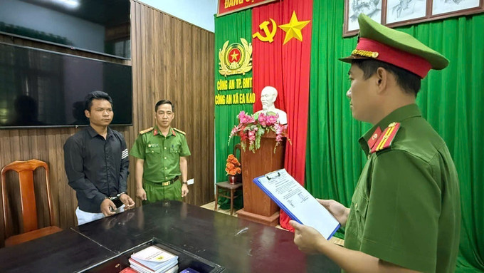 Cơ quan công an công bố lệnh bắt tạm giam đối tượng Y Sin Bkrông. Ảnh: TTXVN phát khoi-to-041025.jpg