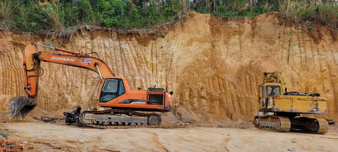 Khai thác đất trái phép tại khu vực giáp ranh giữa xã Biển Hồ (thành phố Pleiku) và xã Chư Đang Ya (huyện Chư Păh), tỉnh Gia Lai. Ảnh: Hoài Nam/TTXVN gia-lai2-210525.jpg