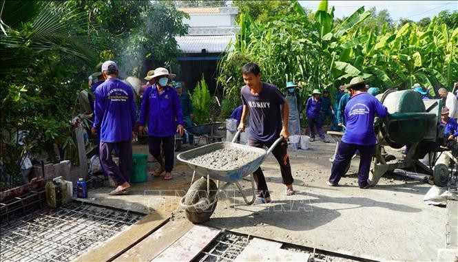 Không chỉ ủng hộ tiền mặt, hiến đất mà nhiều người dân ở Đồng Tháp còn tham gia xây cầu nông thôn. Ảnh: Nhựt An/TTXVN dong-thap-270625.jpg