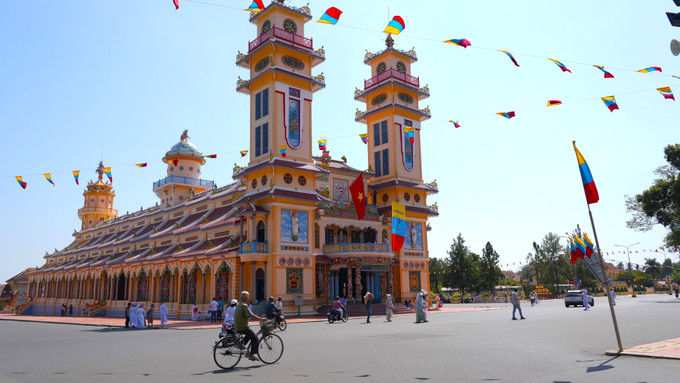 Tòa Thánh Cao Đài Tây Ninh tại phường Long Hoa, tỉnh Tây Ninh, được xem là trung tâm tinh thần của đạo Cao Đài, nổi bật với kiến trúc độc đáo, kết hợp hài hòa giữa truyền thống Á Đông và phương Tây, là điểm sinh hoạt tôn giáo và tham quan văn hóa quan trọng của tỉnh. tay-ninh3-230925.jpg