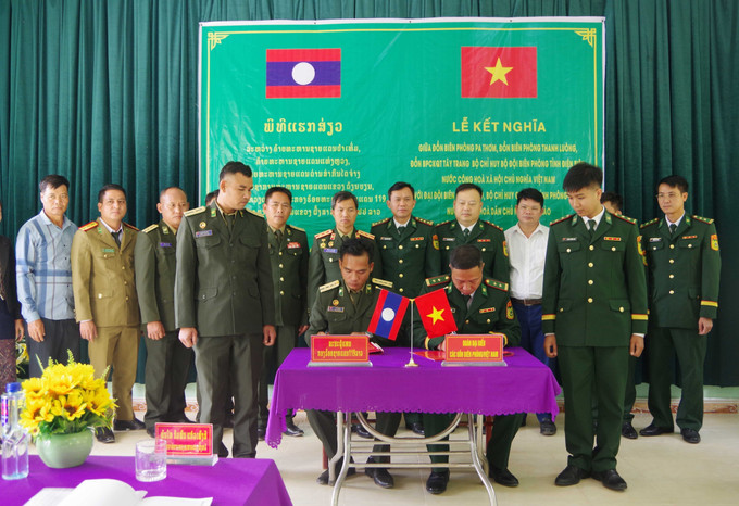 Đồn Biên phòng Pa Thơm và Đại đội Biên phòng 119 ký kết thực hiện quy chế kết nghĩa. Ảnh: TTXVN phát ky-ket-nghia2-260525.jpg