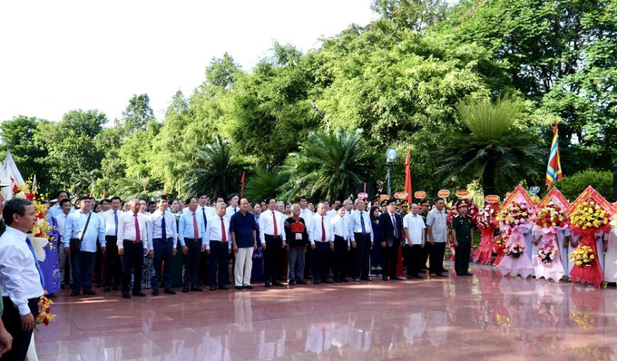 Lãnh đạo tỉnh Gia Lai dâng hương, dâng hoa trước Đền thờ Tây Sơn Tam Kiệt. gia-lai2-200925.jpg