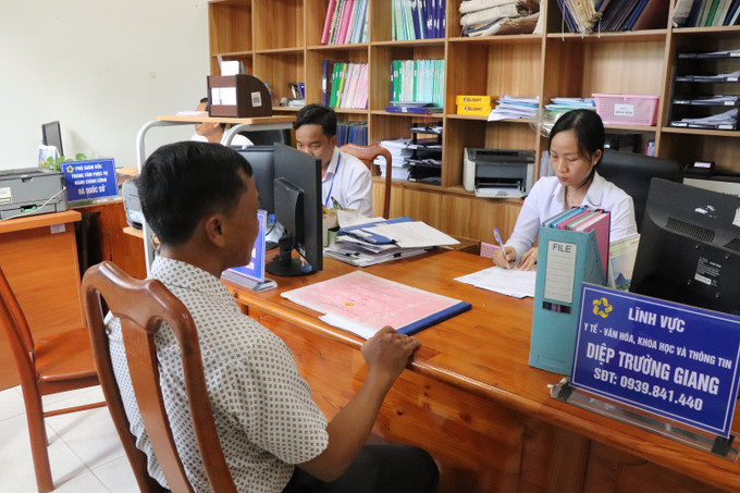 Công chức Trung tâm phục vụ hành chính công xã Mỹ Hoà Hưng, tỉnh An Giang giải quyết thủ tục hành chính cho người dân. an-giang2-170725.jpg