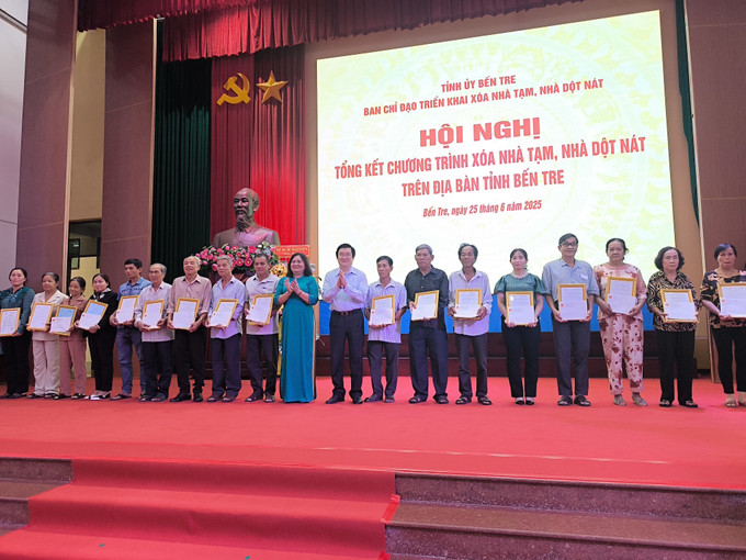 Trao quà và quyết định nhận nhà cho các hộ dân. ben-tre-250625.jpg