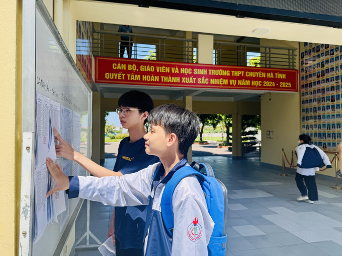 Thí sinh kiểm tra thông tin, số báo danh và sơ đồ phòng thi tại điểm thi Trường THPT Chuyên Hà Tĩnh. ha-tinh2-250625.jpg
