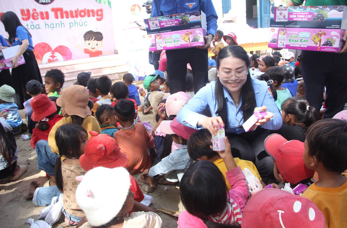 Chị Huỳnh Thị Như Ý, Phó Bí thư Tỉnh đoàn, Chủ tịch Hội đồng Đội tỉnh Khánh Hòa phát sữa cho các em thiếu nhi. raglai2-140825.jpg