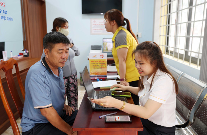Hướng dẫn tận tình cho nhân dân đến làm thủ tục hành chính tại Trung tâm phục vụ hành chính công phường Tân Lập, tỉnh Đắk Lắk. Ảnh: Hoài Thu/TTXVN daklak2-010725.jpg