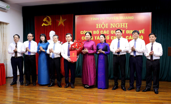 Ban Thường vụ Tỉnh ủy Tuyên Quang chúc mừng đồng chí Ma Thế Hồng giữ chức Phó Bí thư Tỉnh ủy Tuyên Quang. Ảnh: Quang Cường/TTXVN tuyen-quang-050625.jpg