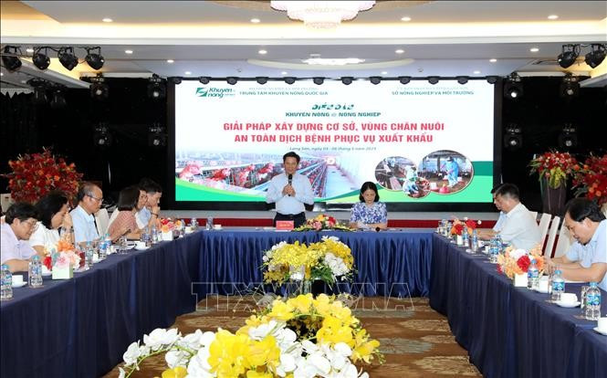 Phó Giám đốc Trung tâm Khuyến nông Quốc gia Lê Minh Lịnh phát biểu tại diễn đàn. Ảnh: Văn Đạt/TTXVN dien-dan-060525.jpg