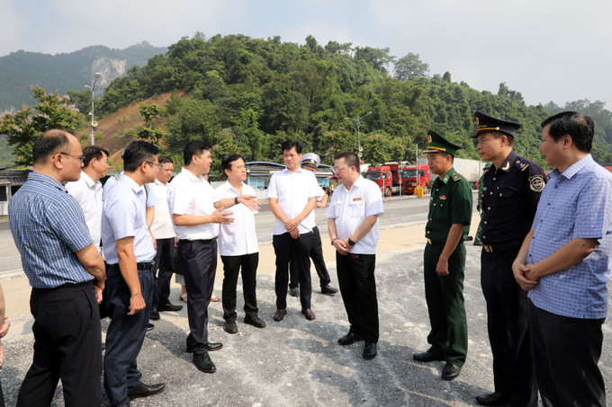 Đoàn công tác của Cục Phòng bệnh, Bộ Y tế giám sát công tác phòng, chống dịch Chikungunya tại khu vực thông quan hàng hóa, cửa khẩu quốc tế Hữu Nghị, tỉnh Lạng Sơn. lang-son2-140825.jpg
