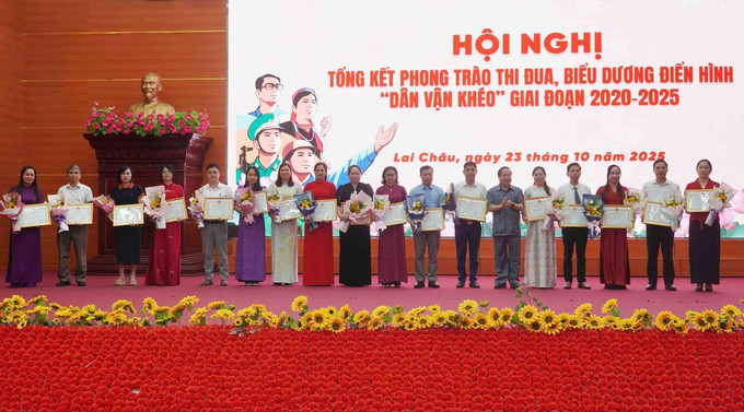 Phó Chủ tịch Thường trực UBND tỉnh Lai Châu Tống Thanh Hải trao Bằng khen cho các cá nhân. Phó Chủ tịch Thường trực UBND tỉnh Lai Châu Tống Thanh Hải trao Bằng khen cho các cá nhân.