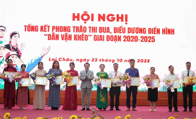 Phó Bí thư Thường trực Tỉnh ủy, Chủ tịch Ủy ban Mặt trận Tổ quốc Việt Nam tỉnh Lai Châu Sùng A Hồ trao Bằng khen cho các tập thể. Phó Bí thư Thường trực Tỉnh ủy, Chủ tịch Ủy ban Mặt trận Tổ quốc Việt Nam tỉnh Lai Châu Sùng A Hồ trao Bằng khen cho các tập thể.