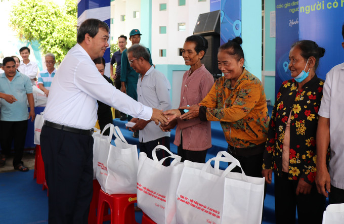 Lãnh đạo tỉnh trao quà cho bà con Khmer. Lãnh đạo tỉnh trao quà cho bà con Khmer.