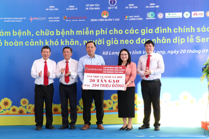Lãnh đạo Sở Y tế tỉnh Vĩnh Long nhận tiền từ các nhà tài trợ. vinh-long3-200925.jpg