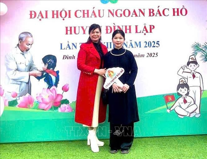 Nguyễn Thu Hà trong trang phục dân tộc Tày tham gia Đại hội Cháu ngoan Bác Hồ huyện Đình Lập, tỉnh Lạng Sơn. Ảnh: TTXVN phát nth-120525.jpg