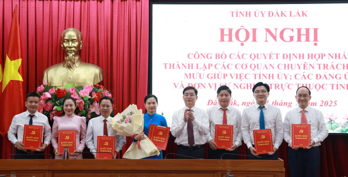Bí thư Tỉnh ủy Đắk Lắk Nguyễn Đình Trung trao Quyết định thành lập và bổ nhiệm lãnh đạo Ban Tuyên giáo và Dân vận Tỉnh ủy. Ảnh: Xuân Triệu/TTXVN daklak3-010725.jpg