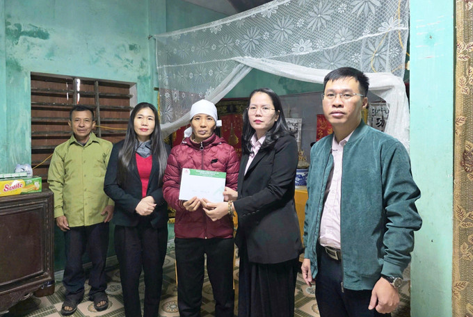 Công đoàn bộ phận Phòng Giao dịch Ngân hàng Chính sách xã hội Quảng Trạch (tỉnh Quảng Trị) thăm hỏi, chia sẻ với các gia đình bị thiệt hại do thiên tai gây ra. Ảnh: TTXVN phát