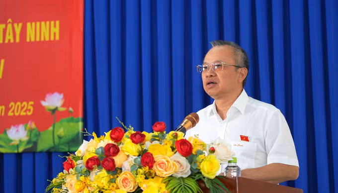 ĐBQH Nguyễn Mạnh Tiến, Phó Chủ nhiệm Uỷ ban Quốc phòng, An Ninh và Đối ngoại của Quốc hội trả lời các kiến nghị của cử tri xã Hòa Hội.
