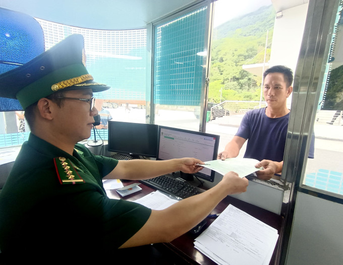 Lực lượng chức năng kiểm tra hành chính người và các phương tiện xuất, nhập cảnh. cua-khau-tt2-030725.jpg