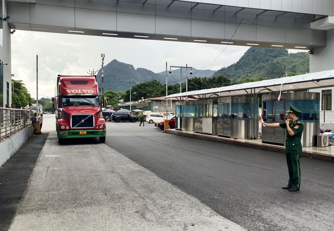 Lực lượng bộ đội biên phòng Cửa khẩu Quốc tế Thanh Thủy (Tuyên Quang) kiểm tra các phương tiện xuất, nhập cảnh. cua-khau-tt-030725.jpg