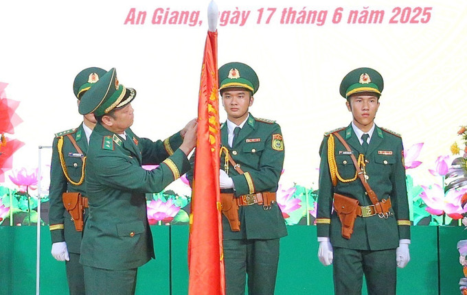 Thừa uỷ quyền của Chủ tịch nước, Trung tướng Nguyễn Anh Tuấn, Bí thư Đảng ủy, Chính ủy Bộ đội Biên phòng trao tặng Huân chương Chiến công hạng Nhì cho Bộ chỉ huy Bộ đội Biên phòng tỉnh An Giang. Ảnh: Công Mạo/TTXVN ag4-170625.jpg