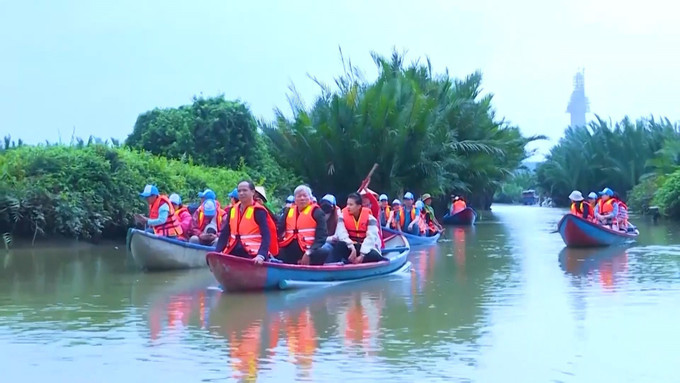 Khu du lịch cộng đồng dừa nước ở xã Tịnh Khê (thành phố Quảng Ngãi) luôn thu hút khách tham quan. Ảnh: Hải Âu/TTXVN du-lich4-170625.jpg