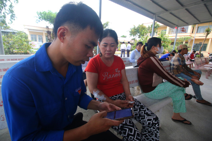 Đội hình “Bình dân học vụ số” thành phố Cần Thơ hỗ trợ người dân thực hiện thủ tục hành chính tại Trung tâm phục vụ hành chính công xã Xà Phiên, thành phố Cần Thơ. Ảnh: Duy Khương/TTXVN can-tho2-060825.jpg