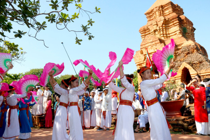 Nghi thức hát múa mừng Lễ hội Katê 2024 trên tháp chính Pô Sah Inư, thành phố Phan Thiết. Ảnh: Nguyễn Thanh/TTXVN kate-vang-060925.jpg