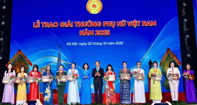 Bác sĩ Nguyễn Thị Tuyết Vân (ngoài cùng, bên phải) vinh dự nhận Giải thưởng Phụ nữ Việt Nam năm 2025. Ảnh: TTXVN phát bac-si-181025.jpg