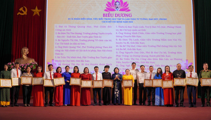 36 tập thể, cá nhân được tặng Bằng khen của UBND tỉnh Bắc Kạn. Ảnh: Nguyễn Công Hải/TTXVN bk3-160525.jpg