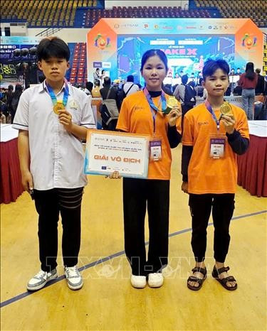 Nguyễn Thu Hà (giữa) đạt giải Nhất cuộc thi vô địch quốc gia Việt Nam Stem, AI&Robotics năm 2024. Ảnh: TTXVN phát nth2-120525.jpg