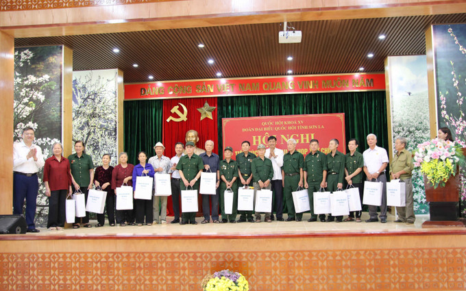 Đoàn đại biểu Quốc hội tỉnh Sơn La tặng quà các đối tượng chính sách của phường Thảo Nguyên (tỉnh Sơn La). son-la-txct3-110725.jpg