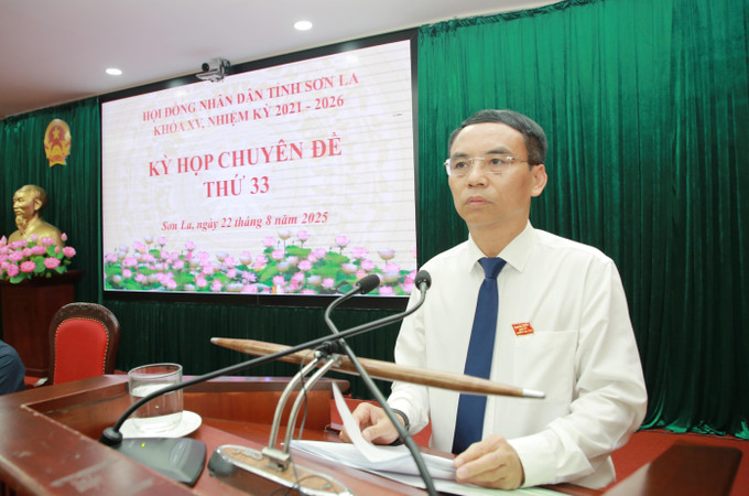 Ông Nguyễn Minh Tiến, tân Phó Chủ tịch UBND tỉnh Sơn La trình dự thảo nghị quyết tại Kỳ họp. son-la2-220825.jpg