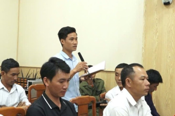 Cử tri xã Thu Lũm nêu kiến nghị tới Đoàn đại biểu Quốc hội tỉnh. Ảnh: TTXVN phát lai-chau3-011025.jpg