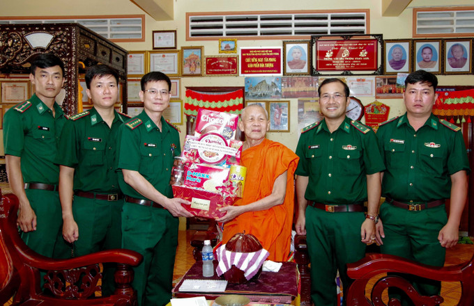 Lãnh đạo Bộ đội Biên phòng Cần Thơ thăm tặng quà và chúc mừng Sene Dolta các các vị sư chùa khmer trên địa bàn biên phòng. Ảnh: Trung Hiếu/TTXVN can-tho-190925.jpg
